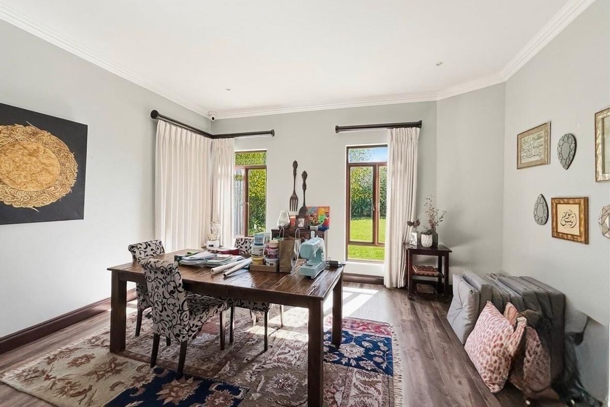 Elegant Family Home on a Prime Corner Stand in Highgate Village - Photo 3