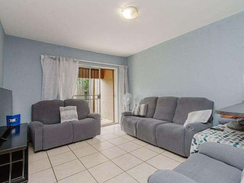 Modern 1-Bedroom Ground Floor Apartment for Sale in Ruimsig Palms, Willowbrook - Photo 8