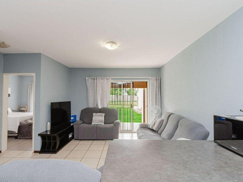 Modern 1-Bedroom Ground Floor Apartment for Sale in Ruimsig Palms, Willowbrook - Photo 9