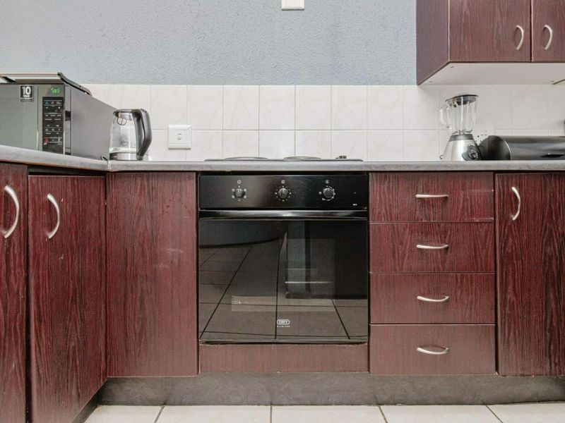 Modern 1-Bedroom Ground Floor Apartment for Sale in Ruimsig Palms, Willowbrook - Photo 5