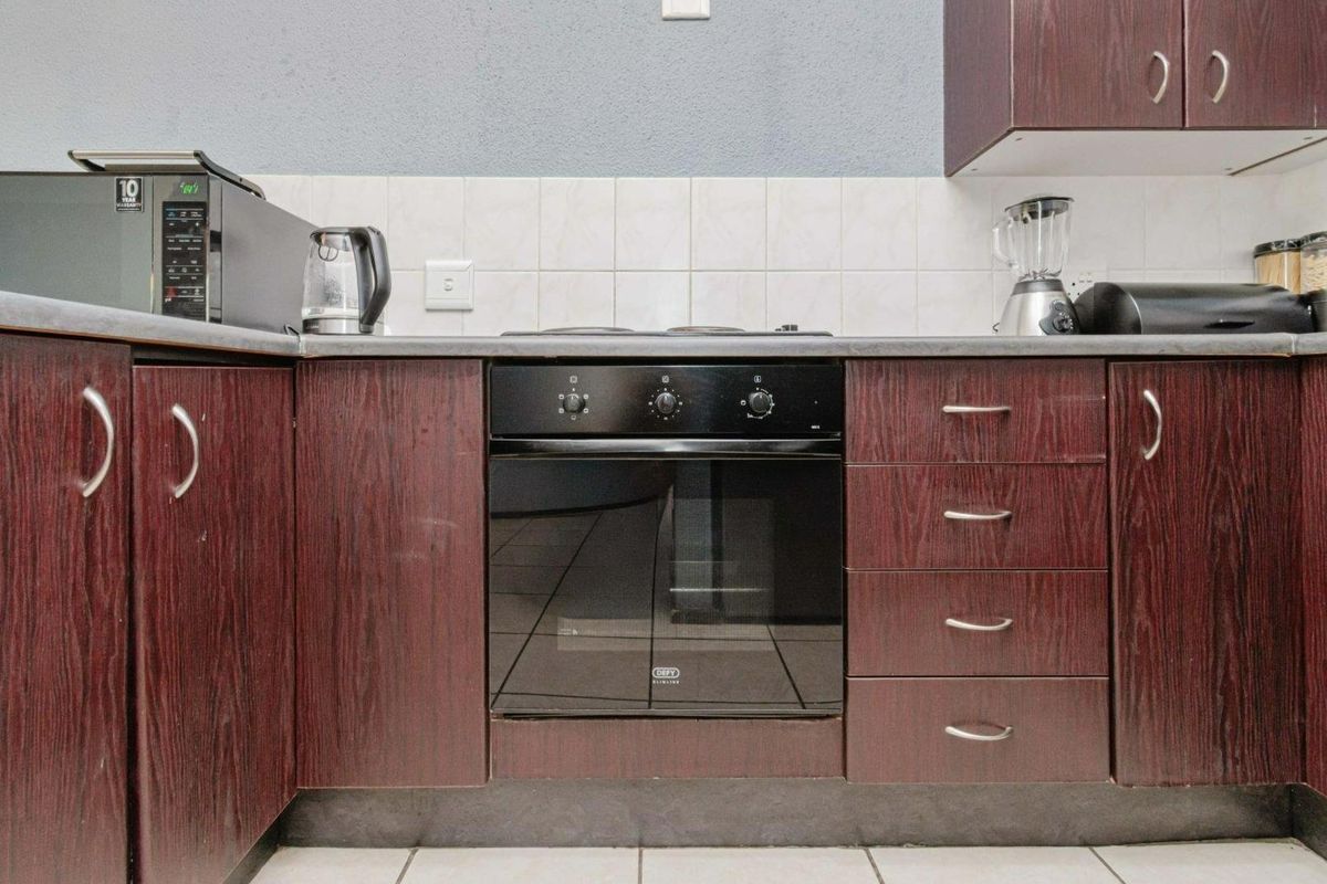 Modern 1-Bedroom Ground Floor Apartment for Sale in Ruimsig Palms, Willowbrook - Photo 5
