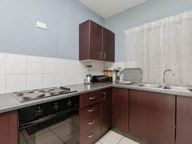 Modern 1-Bedroom Ground Floor Apartment for Sale in Ruimsig Palms, Willowbrook - Photo 4
