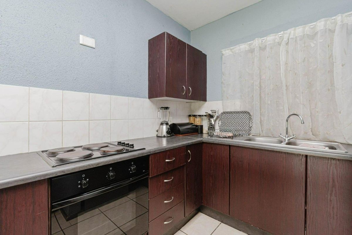 Modern 1-Bedroom Ground Floor Apartment for Sale in Ruimsig Palms, Willowbrook - Photo 4