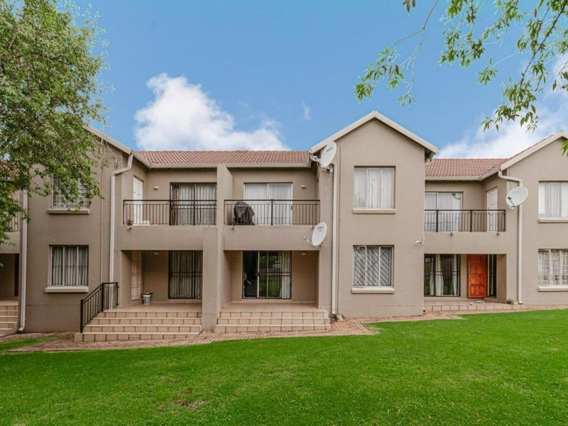 Modern 1-Bedroom Ground Floor Apartment for Sale in Ruimsig Palms, Willowbrook - Photo 3
