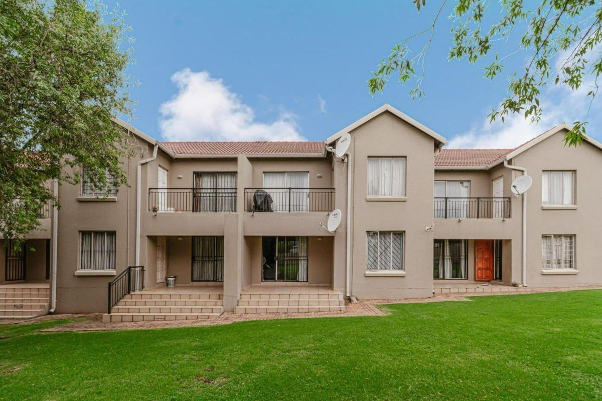 Modern 1-Bedroom Ground Floor Apartment for Sale in Ruimsig Palms, Willowbrook - Photo 3