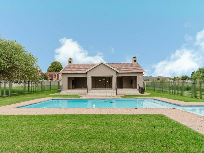 Modern 1-Bedroom Ground Floor Apartment for Sale in Ruimsig Palms, Willowbrook - Photo 2