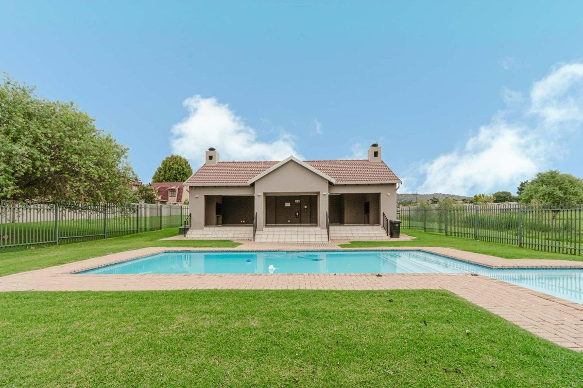 Modern 1-Bedroom Ground Floor Apartment for Sale in Ruimsig Palms, Willowbrook - Photo 2