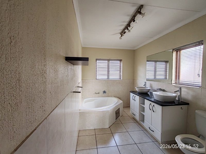 3 bedroom townhouse to rent in Carlswarld - Photo 10