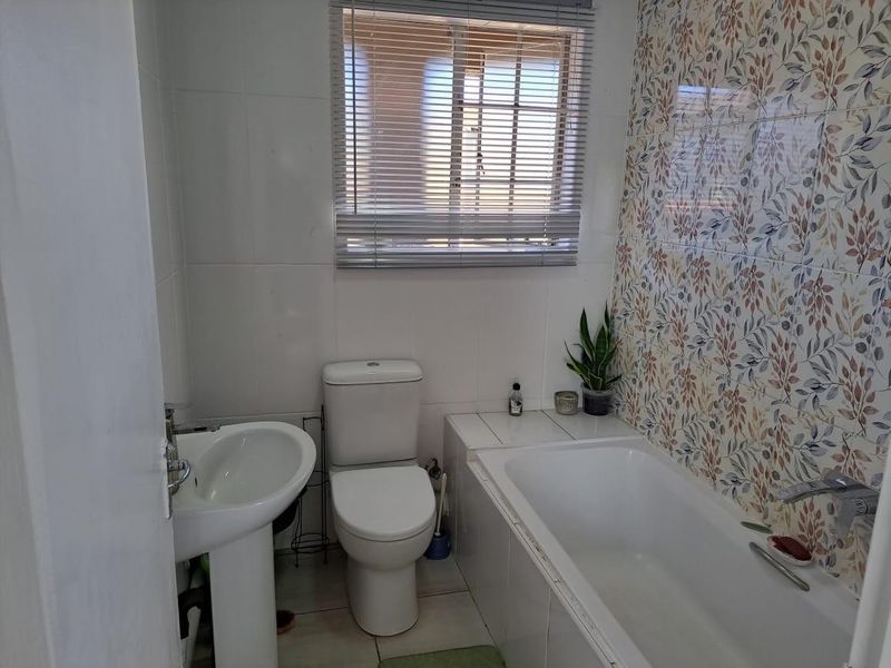 2 Bedroom Apartment For Sale in Wilgeheuwel, Roodepoort - Photo 6