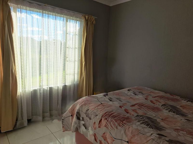 2 Bedroom Apartment For Sale in Wilgeheuwel, Roodepoort - Photo 8