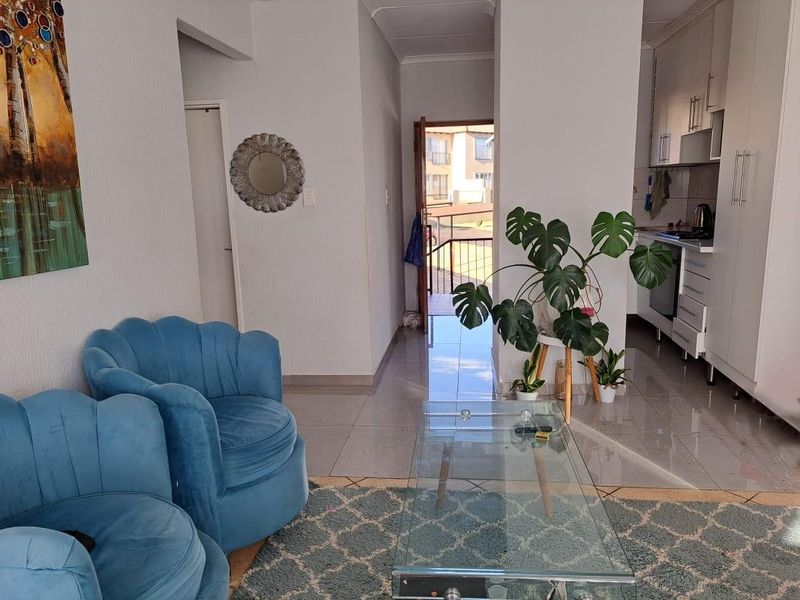 2 Bedroom Apartment For Sale in Wilgeheuwel, Roodepoort - Photo 1