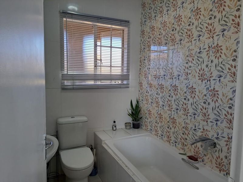 2 Bedroom Apartment For Sale in Wilgeheuwel, Roodepoort - Photo 7