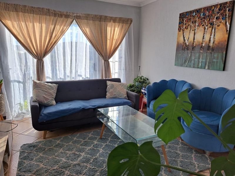 2 Bedroom Apartment For Sale in Wilgeheuwel, Roodepoort - Photo 3