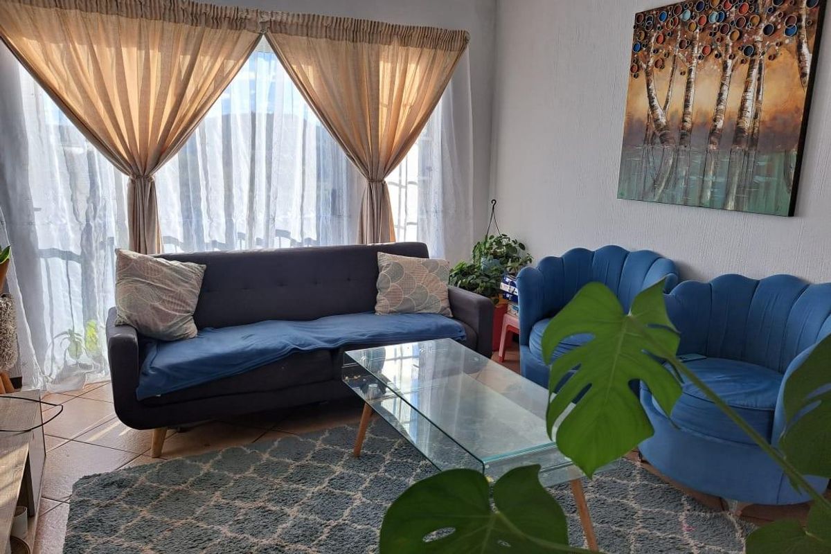 2 Bedroom Apartment For Sale in Wilgeheuwel, Roodepoort - Photo 3
