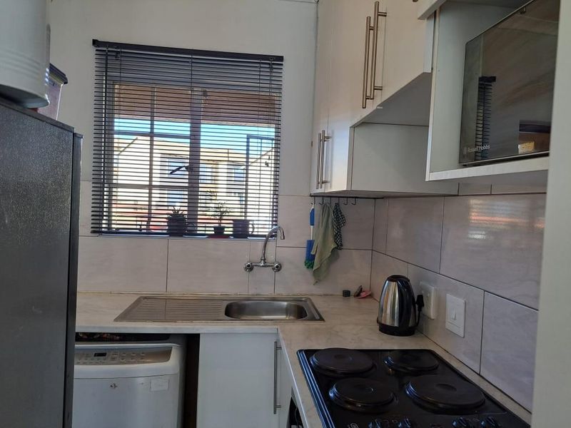 2 Bedroom Apartment For Sale in Wilgeheuwel, Roodepoort - Photo 4