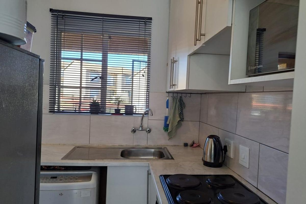 2 Bedroom Apartment For Sale in Wilgeheuwel, Roodepoort - Photo 4
