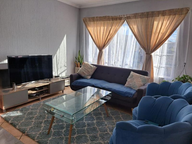 2 Bedroom Apartment For Sale in Wilgeheuwel, Roodepoort - Photo 2