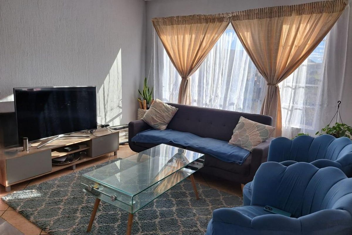 2 Bedroom Apartment For Sale in Wilgeheuwel, Roodepoort - Photo 2