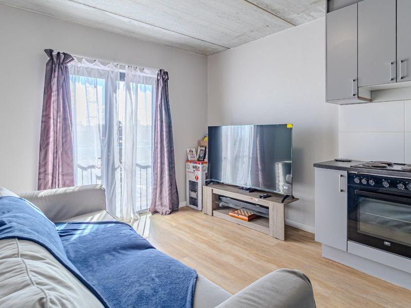One Bedroom Apartment For Sale in Pinelands, Cape Town - Photo 3