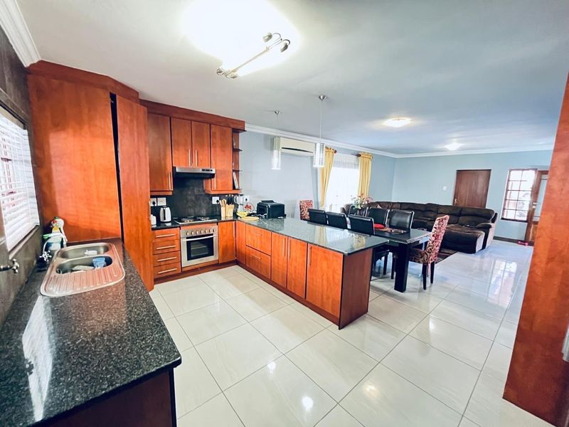3 Bedroom House For Sale in Heatherview, Akasia - Photo 2
