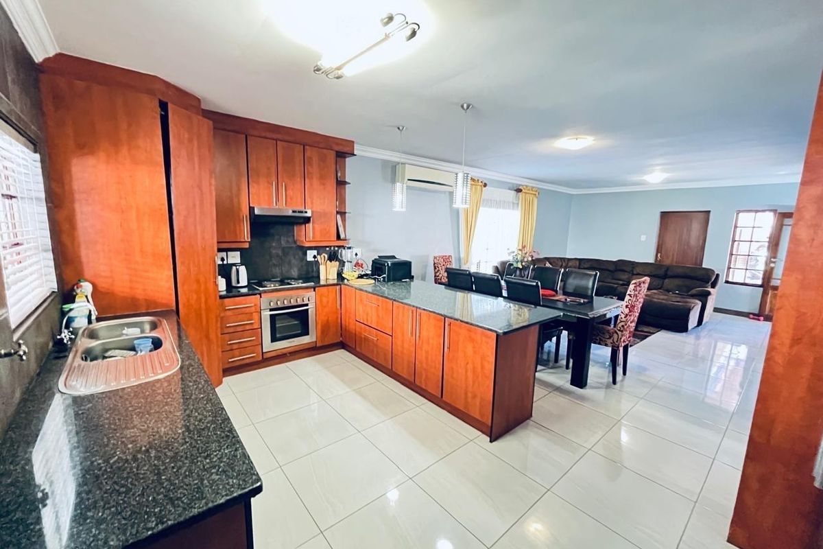 3 Bedroom House For Sale in Heatherview, Akasia - Photo 2