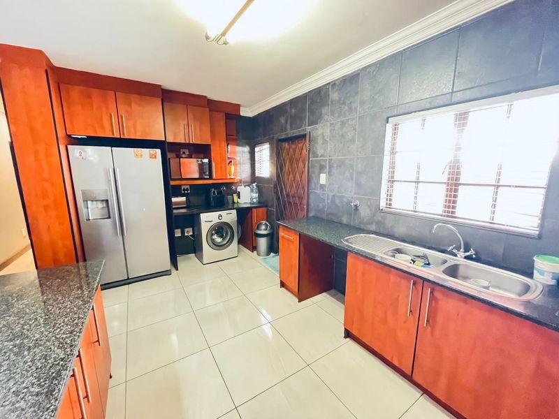 3 Bedroom House For Sale in Heatherview, Akasia - Photo 3