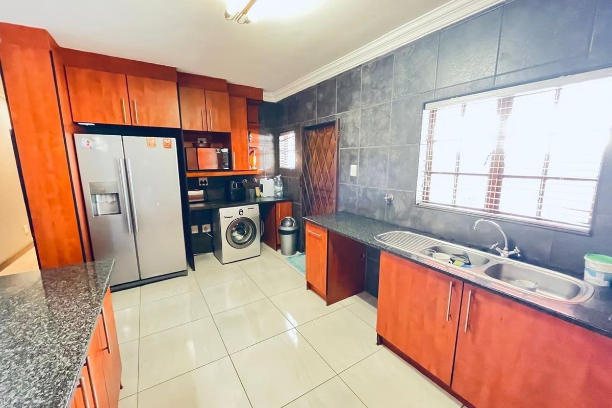 3 Bedroom House For Sale in Heatherview, Akasia - Photo 3