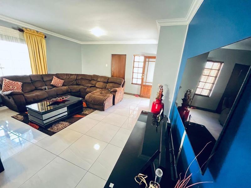 3 Bedroom House For Sale in Heatherview, Akasia - Photo 4