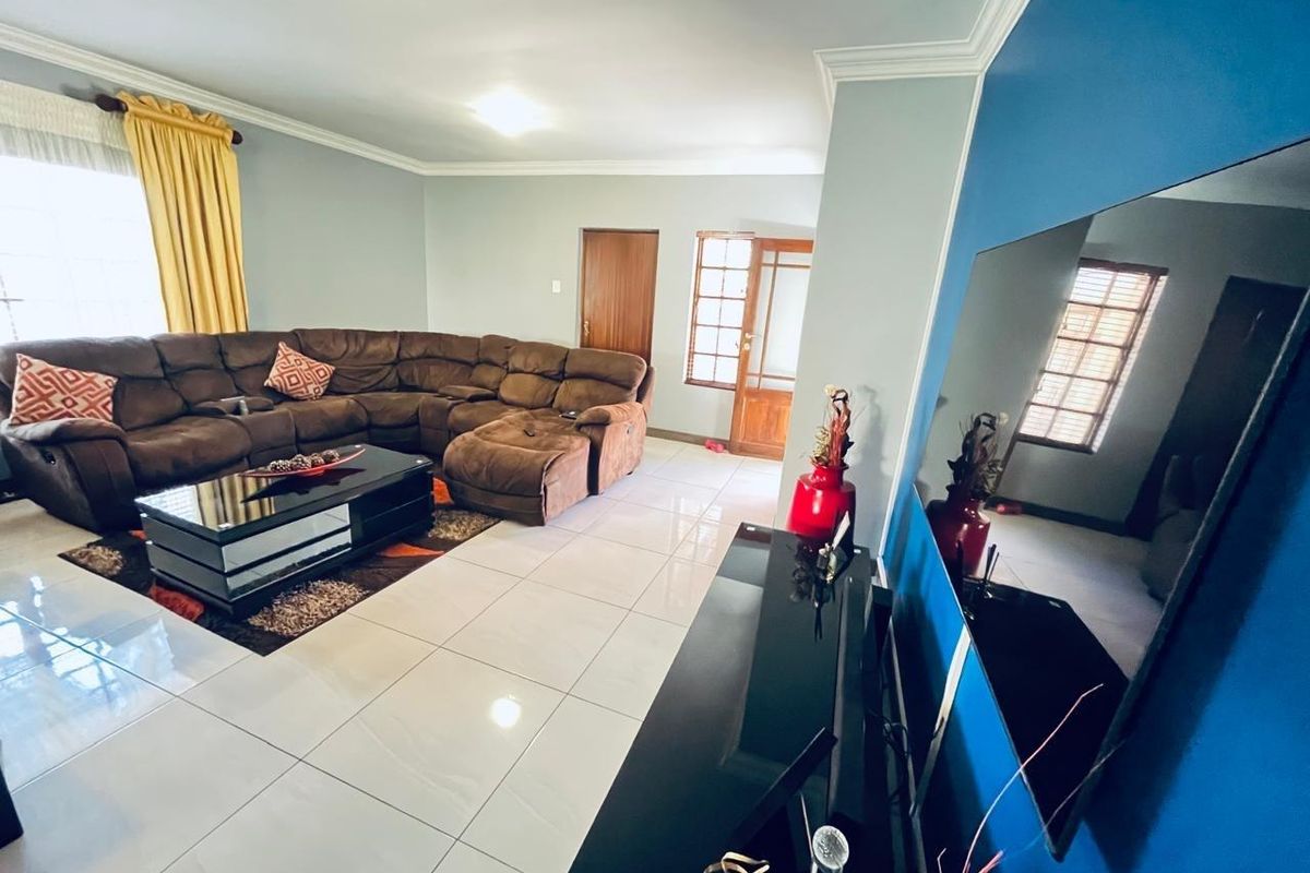 3 Bedroom House For Sale in Heatherview, Akasia - Photo 4