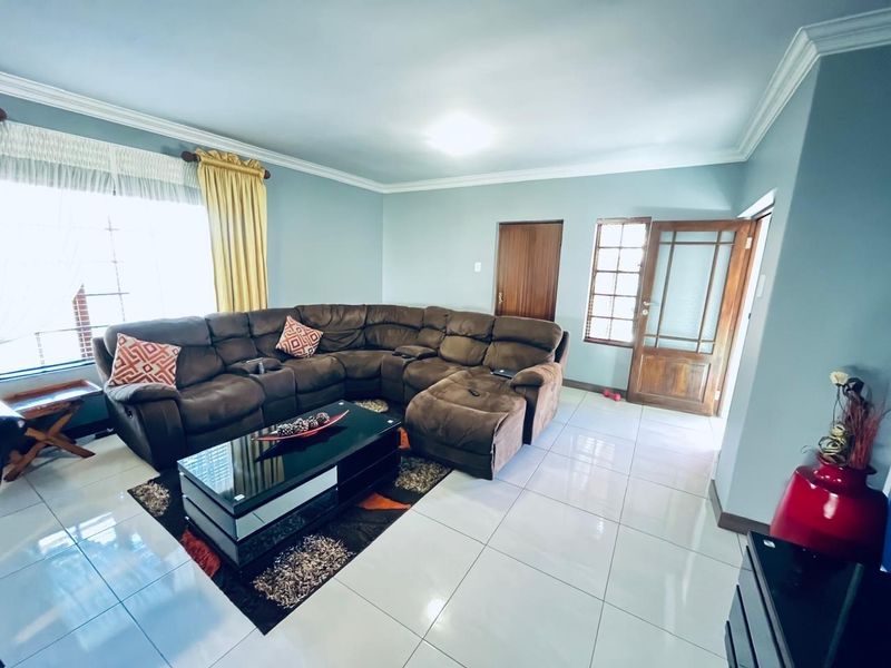 3 Bedroom House For Sale in Heatherview, Akasia - Photo 5