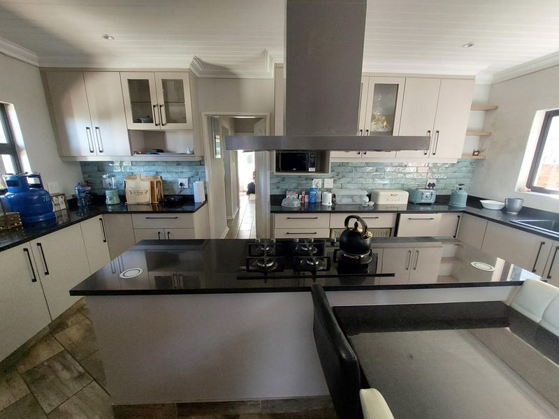 immaculate 3 bed 2 bath House To Rent in Clarendon - Photo 8