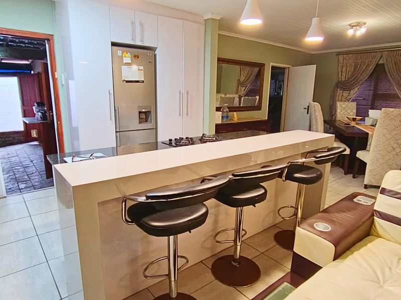 Spacious and Secure Family Home in Gonubie - Photo 8