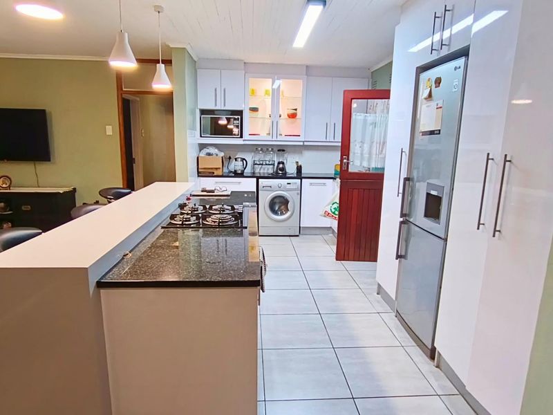 Spacious and Secure Family Home in Gonubie - Photo 7