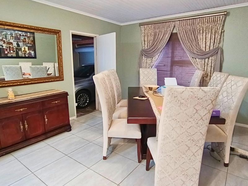 Spacious and Secure Family Home in Gonubie - Photo 6