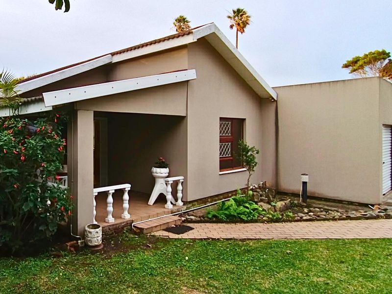 Spacious and Secure Family Home in Gonubie - Photo 1