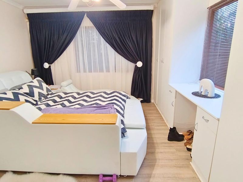 Spacious and Secure Family Home in Gonubie - Photo 10
