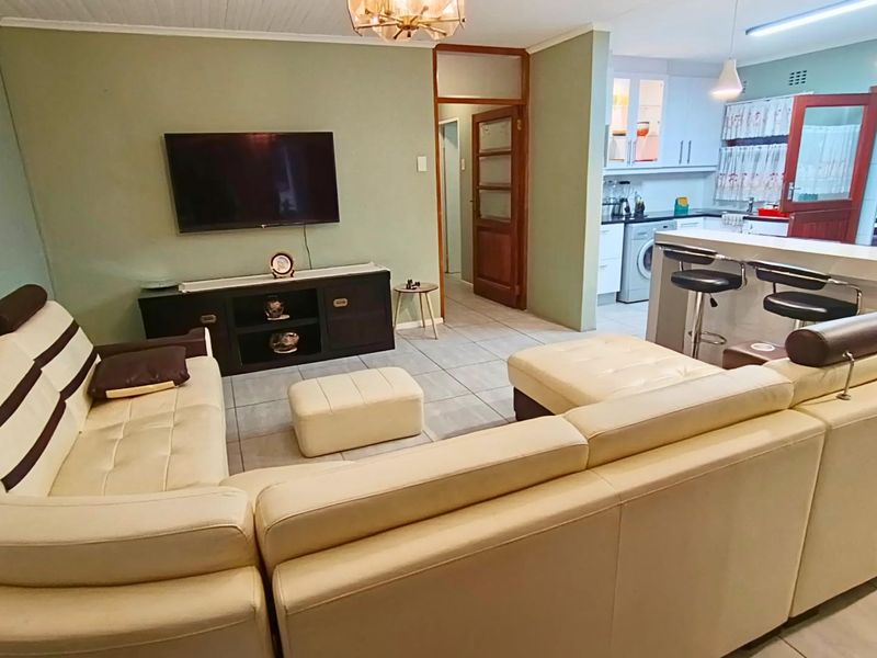 Spacious and Secure Family Home in Gonubie - Photo 4