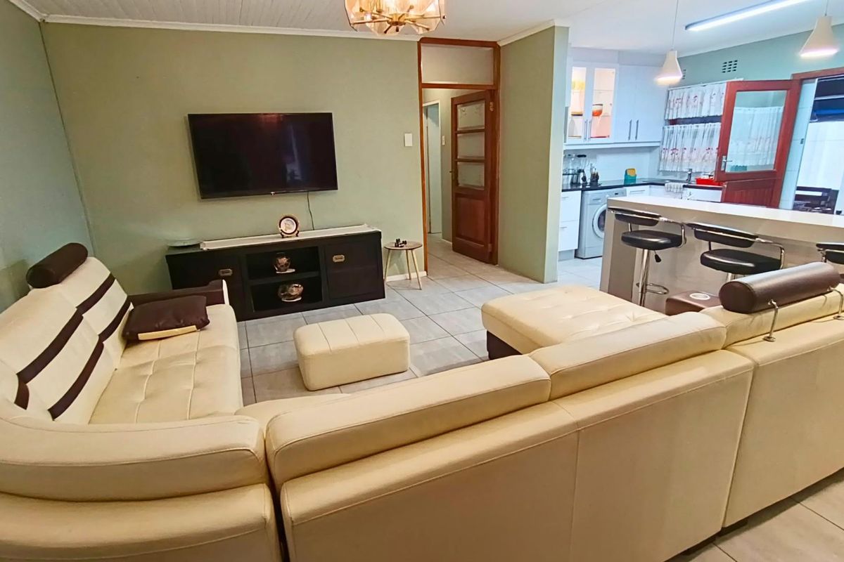 Spacious and Secure Family Home in Gonubie - Photo 4