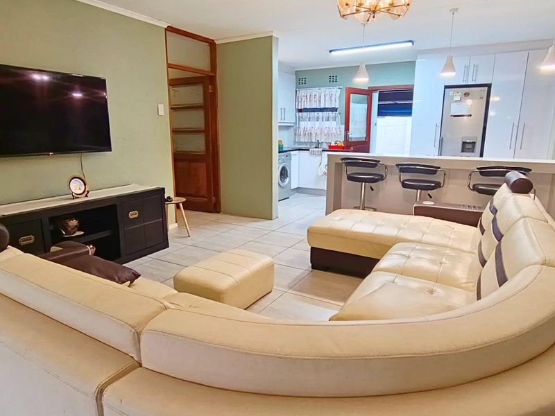 Spacious and Secure Family Home in Gonubie - Photo 3