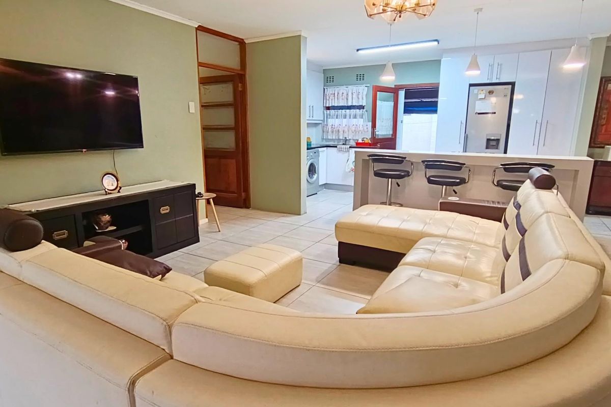 Spacious and Secure Family Home in Gonubie - Photo 3