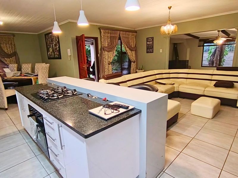 Spacious and Secure Family Home in Gonubie - Photo 2
