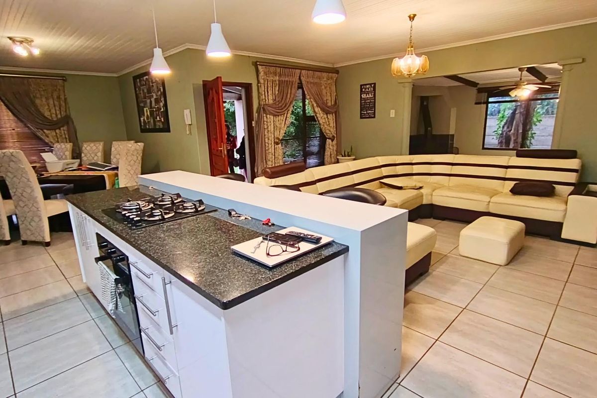 Spacious and Secure Family Home in Gonubie - Photo 2