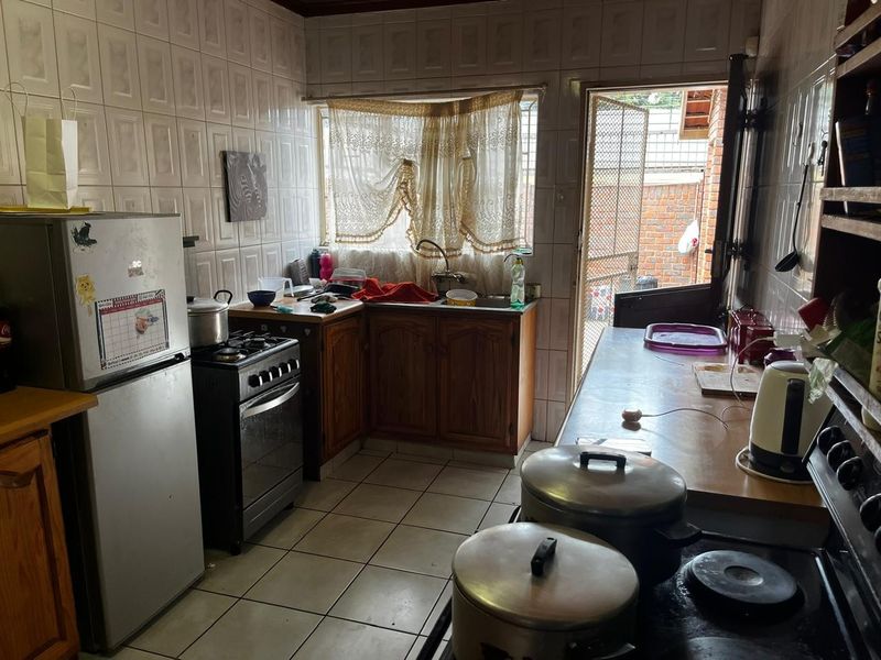 Spacious 2-Bedroom Apartment with Private Courtyard in Delmas - Photo 9