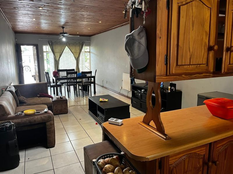 Spacious 2-Bedroom Apartment with Private Courtyard in Delmas - Photo 6