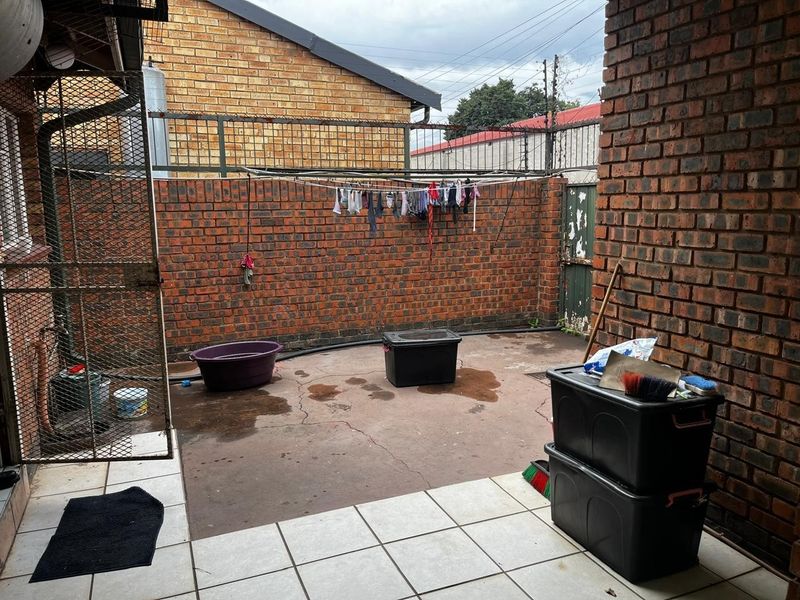 Spacious 2-Bedroom Apartment with Private Courtyard in Delmas - Photo 3