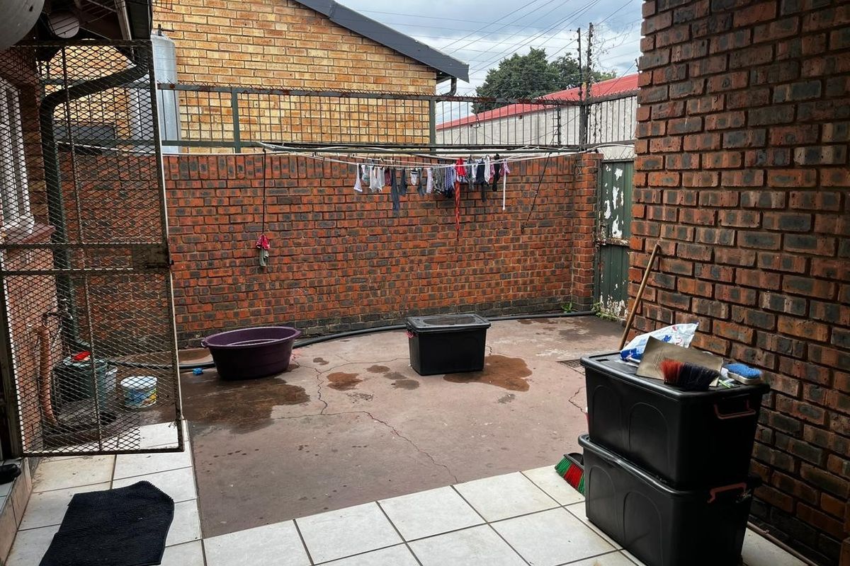 Spacious 2-Bedroom Apartment with Private Courtyard in Delmas - Photo 3