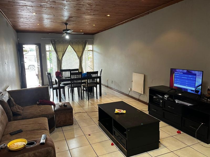 Spacious 2-Bedroom Apartment with Private Courtyard in Delmas - Photo 2