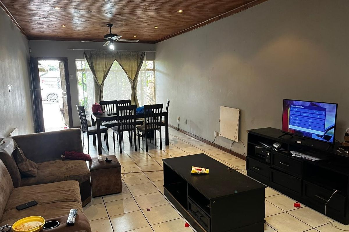 Spacious 2-Bedroom Apartment with Private Courtyard in Delmas - Photo 2