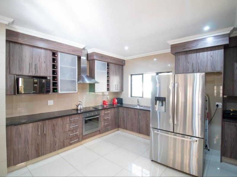 4 Bedroom House To Rent in Midrand, Sandton - Photo 4