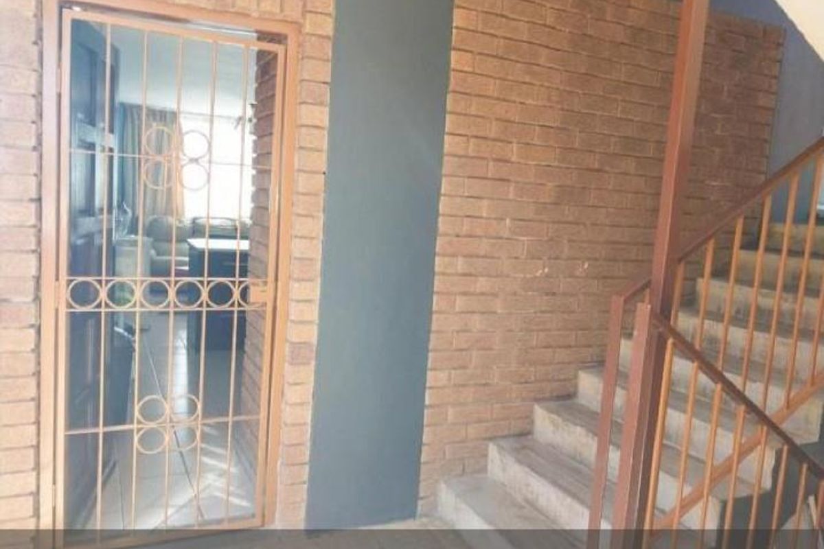 2 Bedroom Apartment For Sale in Sunnyside, Pretoria - Photo 2